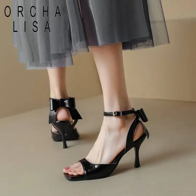 Женская обувь с ремешком на застежке, на тонком каблуке 8,5 см
Женская обувь с ремешком на застежке, на тонком каблуке 8,5 см