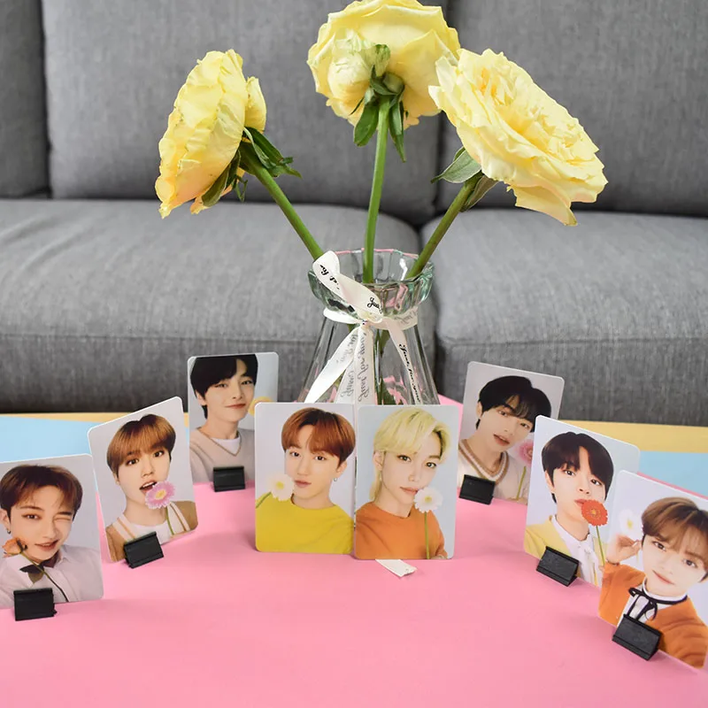 8Pcs/Set KPOP Stray Kids Selfie Photo With Flowers Paper Card Double-sided LOMO Cards HyunJin Felix Photocard Fans Collection
8Pcs/Set KPOP Stray Kids Selfie Photo With Flowers Paper Card Double-sided LOMO Cards HyunJin Felix Photocard Fans Collection