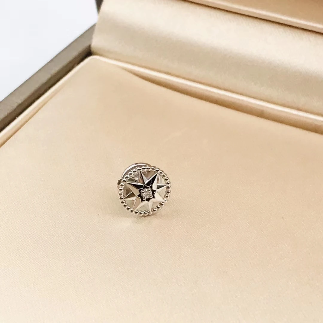 Originally-designed women's fashionable luxury high-end earrings jewelry with box can be given to relatives and friends as gifts
Originally-designed women's fashionable luxury high-end earrings jewelry with box can be given to relatives and friends as gifts