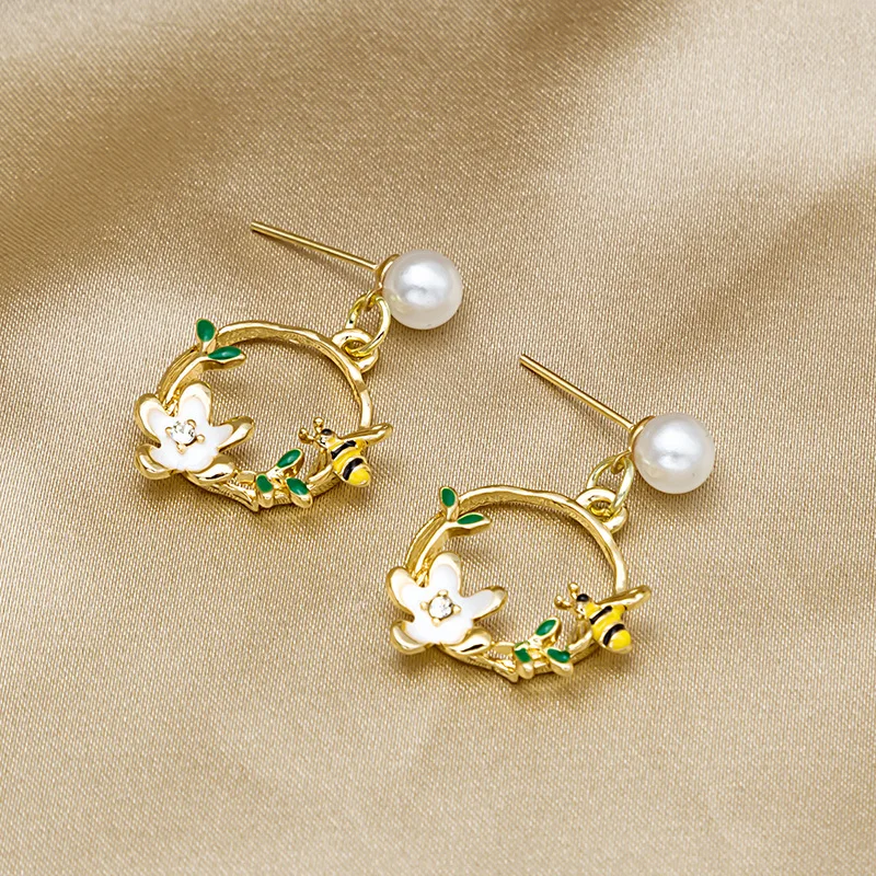 VSnow Fairy Little Bee Circle Flower Pearl Dangle Earrings for Women Creative Hollow Leafy Plants Earrings Jewelry Pendientes
VSnow Fairy Little Bee Circle Flower Pearl Dangle Earrings for Women Creative Hollow Leafy Plants Earrings Jewelry Pendientes