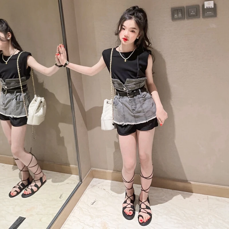 Летние комплекты одежды для девочек-подростков, новинка 2023, короткая футболка + джинсовые брюки на бретельках + пояс, модная одежда из 3 предметов для крупной девочки, наряды
Летние комплекты одежды для девочек-подростков, новинка 2023, короткая футболка + джинсовые брюки на бретельках + пояс, модная одежда из 3 предметов для крупной девочки, наряды