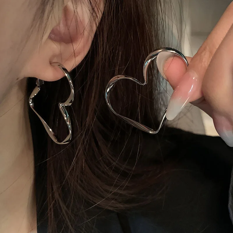 Simple Exaggerated Personality Earrings New High-End Earrings All-Match Jewelry Fashion Big Love Ladies Jewelry Gift
Simple Exaggerated Personality Earrings New High-End Earrings All-Match Jewelry Fashion Big Love Ladies Jewelry Gift