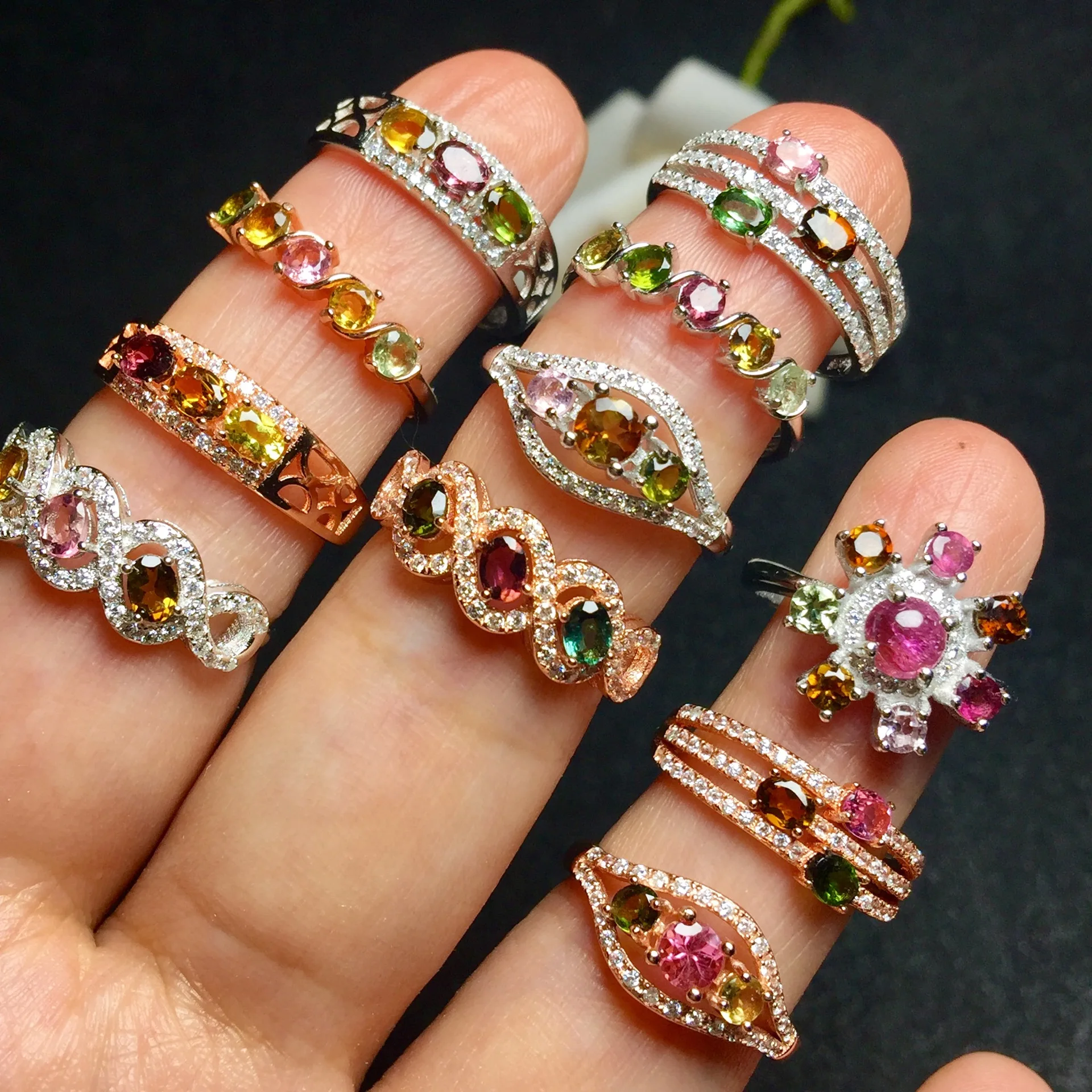 Женское кольцо с разноцветными драгоценными камнями, серебро 925 пробы, инкрустированное искусственным драгоценным камнем, небольшое и простое кольцо в ряд, ювелирные изделия SP0608
Женское кольцо с разноцветными драгоценными камнями, серебро 925 пробы, инкрустированное искусственным драгоценным камнем, небольшое и простое кольцо в ряд, ювелирные изделия SP0608