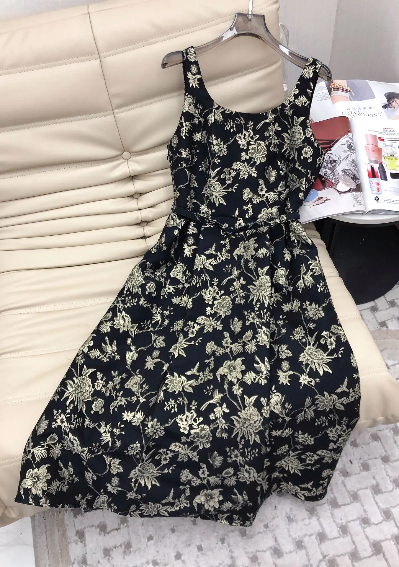 Luxury spaghetti strap jacquard dresses women floral printed belt lace patchwork hem elegant slim long dress
Luxury spaghetti strap jacquard dresses women floral printed belt lace patchwork hem elegant slim long dress