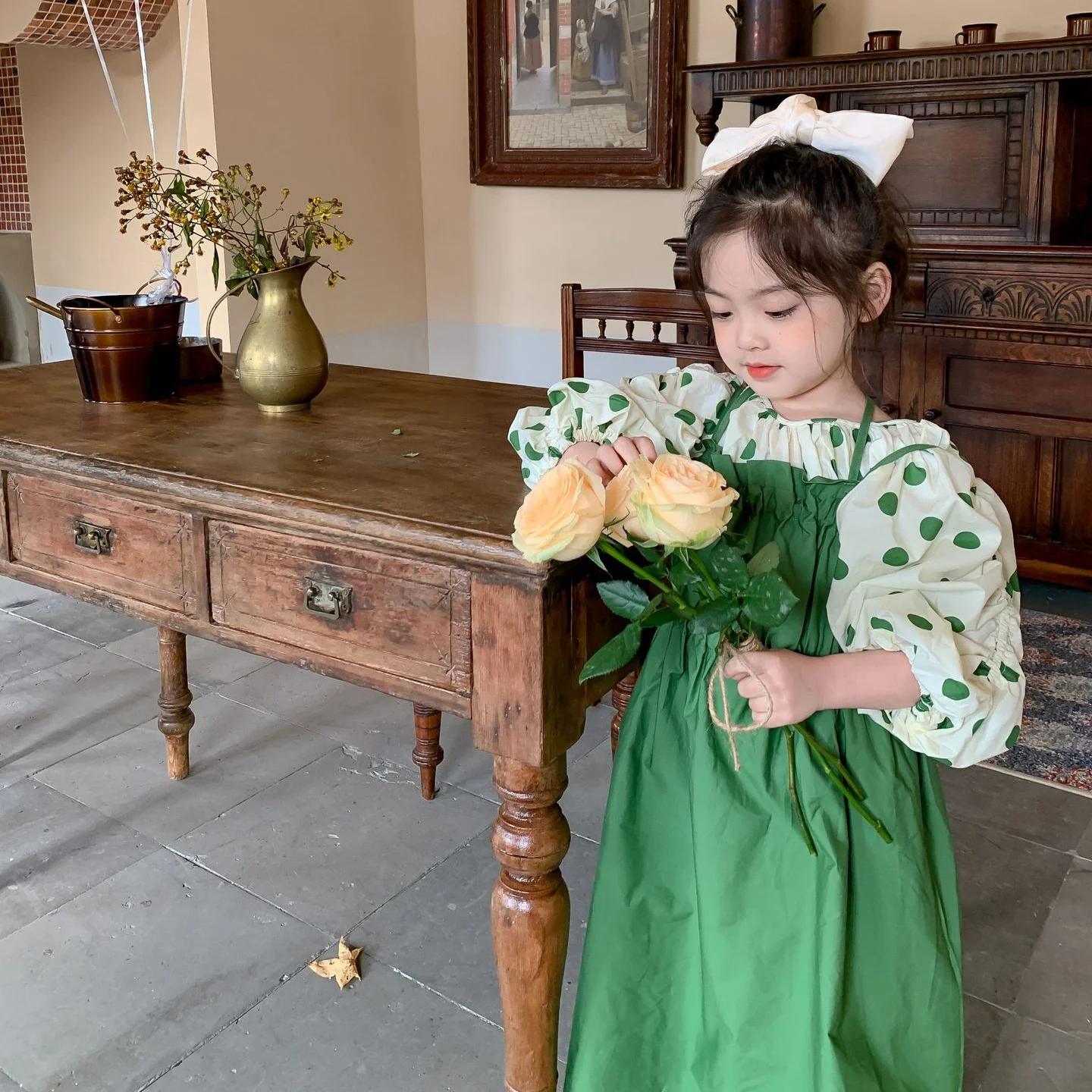 Детский комплект из двух предметов, блузка с цветочным принтом и платье на бретелях
Детский комплект из двух предметов, блузка с цветочным принтом и платье на бретелях