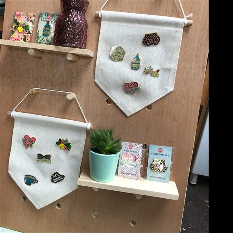 Pin Display Pennant Banner Enamel Lapel Pin Badge Flag Plain Blank Canvas Wall Badge Banner Storage Hanging Decoration For Home
Pin Display Pennant Banner Enamel Lapel Pin Badge Flag Plain Blank Canvas Wall Badge Banner Storage Hanging Decoration For Home