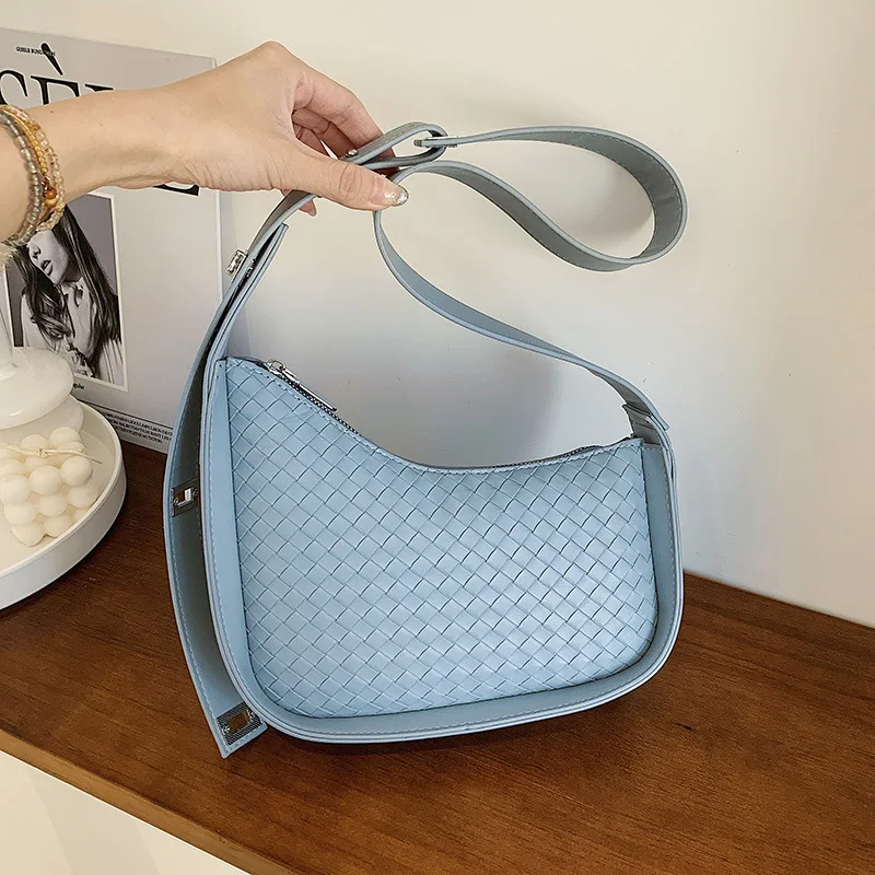 Simple Underarm Bag Women's Bag 2022 New Woven Shoulder Bag Texture Wild Saddle Bag Niche Messenger Small Square Bag
Simple Underarm Bag Women's Bag 2022 New Woven Shoulder Bag Texture Wild Saddle Bag Niche Messenger Small Square Bag