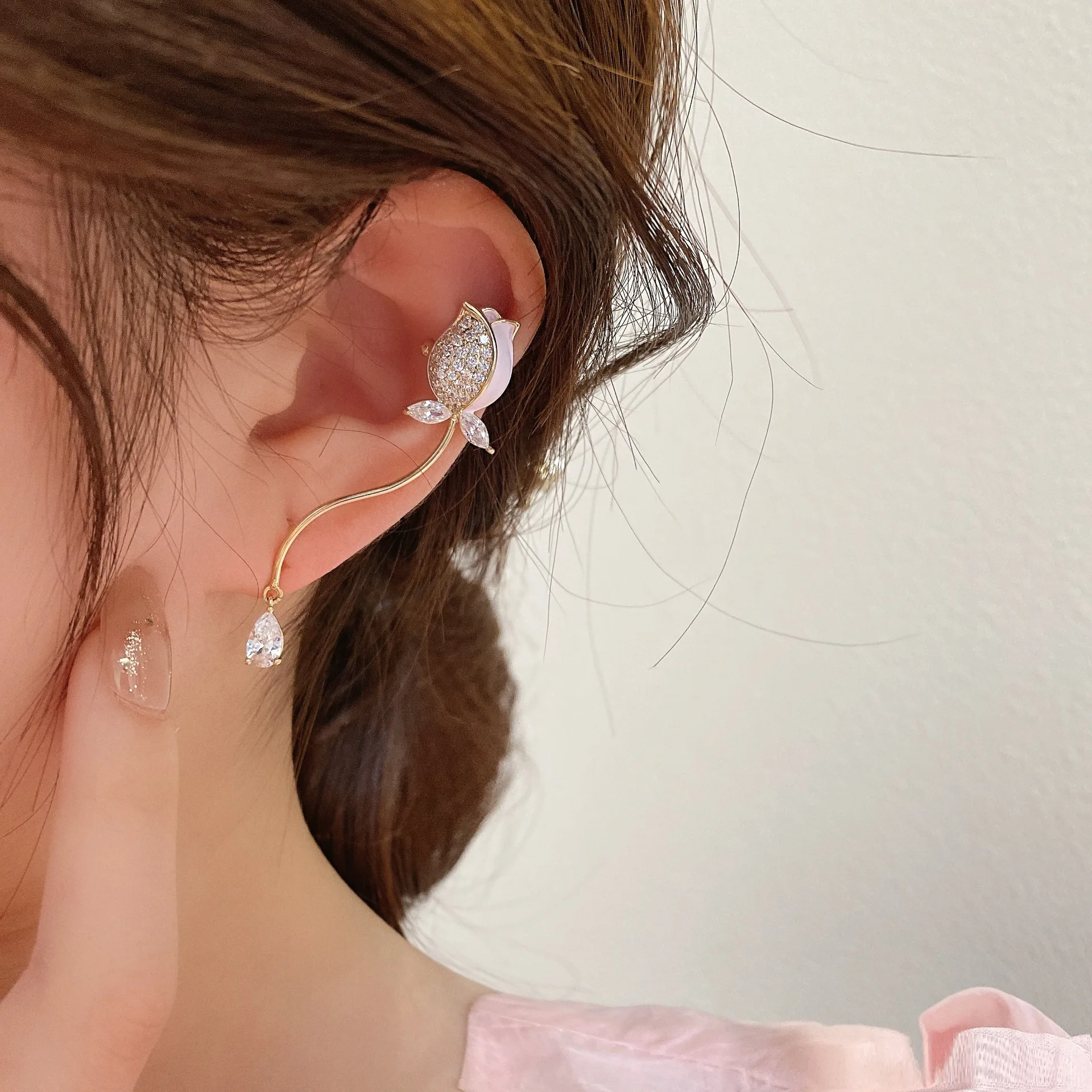 Diamond-studded Tulip Ear Studs Ear Bone Clip One-piece Earrings for Women Without Ear Holes Flower Ear Clip 2023 New Earrings
Diamond-studded Tulip Ear Studs Ear Bone Clip One-piece Earrings for Women Without Ear Holes Flower Ear Clip 2023 New Earrings