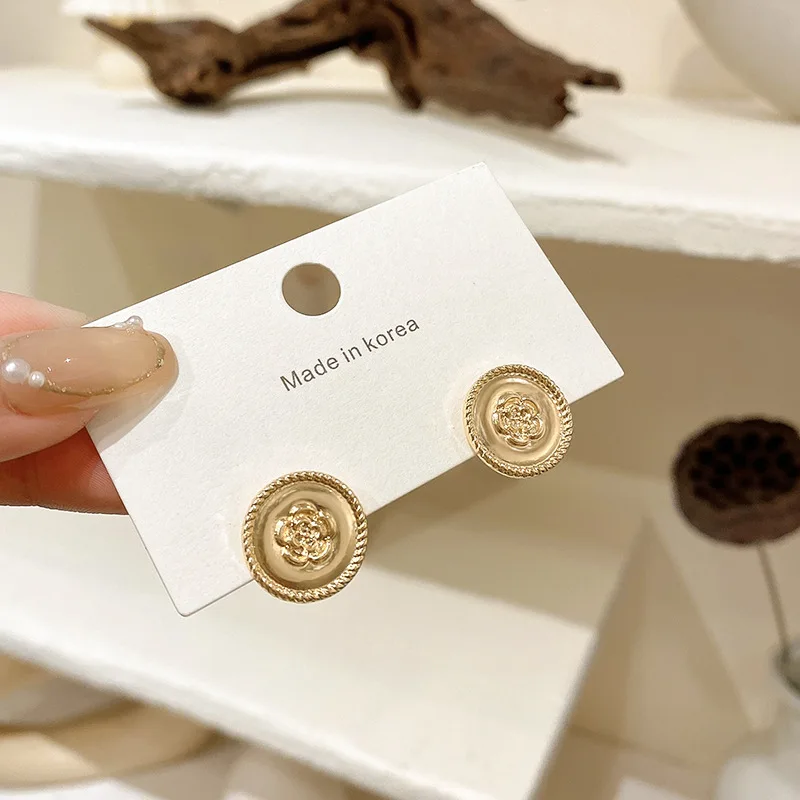 2022 New Golden Retro French Elegant Stud Earrings Women Girl's Party Luxury Piercing Jewelry Camellia Engraved Round Earrings
2022 New Golden Retro French Elegant Stud Earrings Women Girl's Party Luxury Piercing Jewelry Camellia Engraved Round Earrings