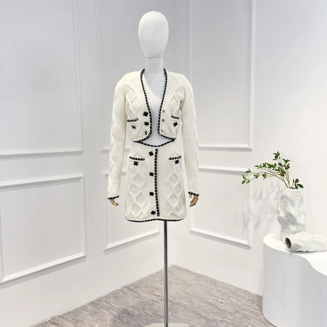 2022 Autumn Winter Top Quality Ivory White Simple All-match Knitted Cardigan Short Mini Skirt Suit Fashion Lady Clothing
2022 Autumn Winter Top Quality Ivory White Simple All-match Knitted Cardigan Short Mini Skirt Suit Fashion Lady Clothing