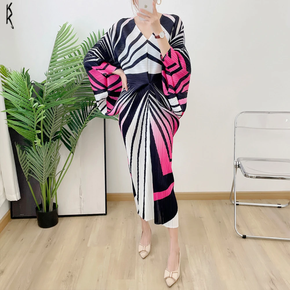 2023 Summer New Miyake Bat Sleeve Pleated Dress Fashionable Luxury Designe V-neck Dresses Elegant Temperament Women's Clothing
2023 Summer New Miyake Bat Sleeve Pleated Dress Fashionable Luxury Designe V-neck Dresses Elegant Temperament Women's Clothing