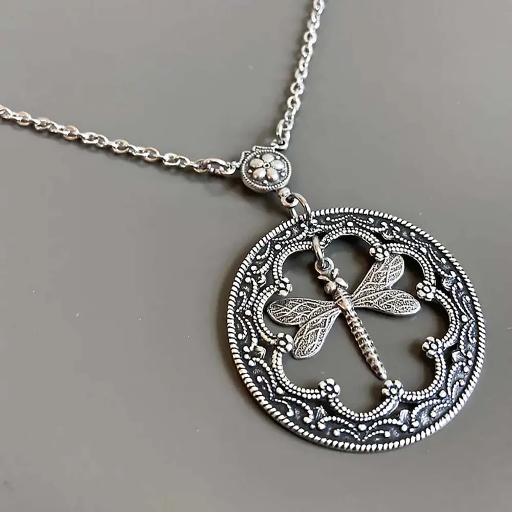 Dragonfly Round Pendants Chokers Necklace Vintage Personalized Textured Accessories Party Gift Jewelry For Women Charms Chain
Dragonfly Round Pendants Chokers Necklace Vintage Personalized Textured Accessories Party Gift Jewelry For Women Charms Chain