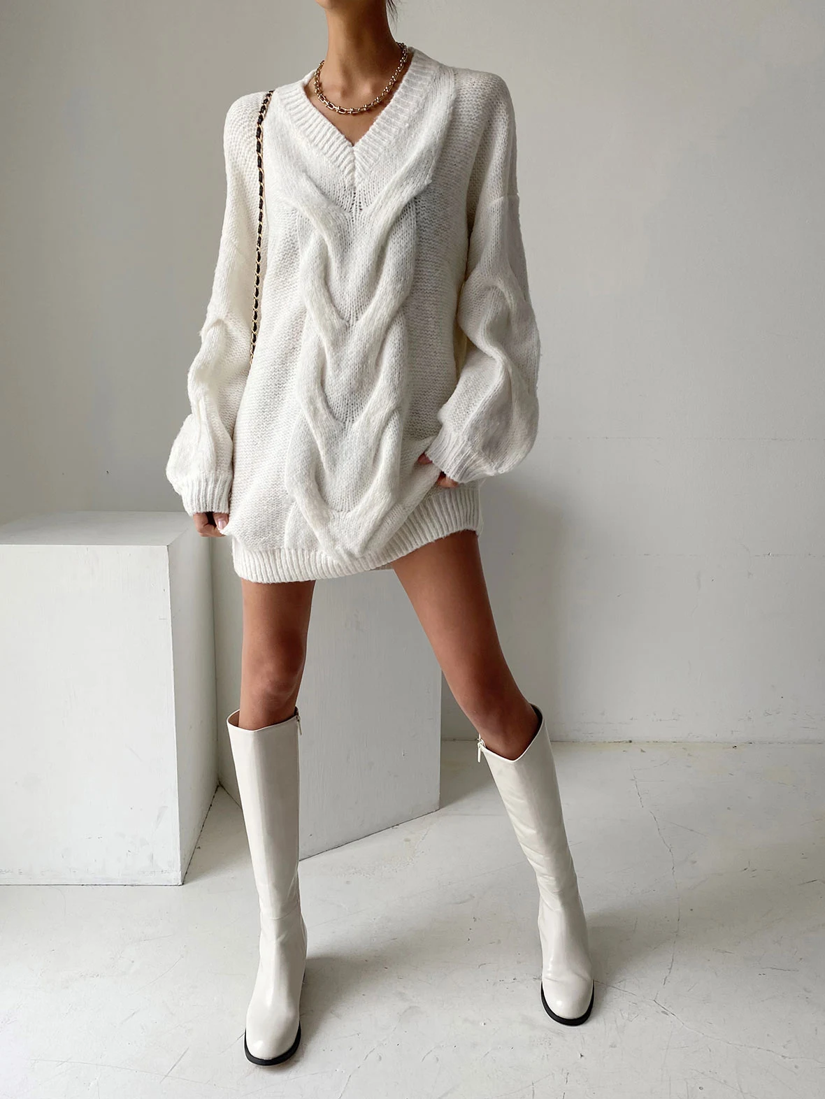 Simplee High street v-neck lantern sleeves knitted dress women Casual loose sweater dresses Female solid winter mini vestidos
Simplee High street v-neck lantern sleeves knitted dress women Casual loose sweater dresses Female solid winter mini vestidos