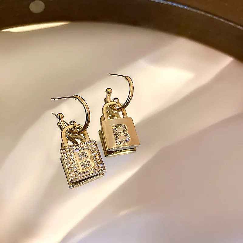 Korean Letters Set Diamond Lock Fashionable Temperament 925 Silver Needle New Metal Wind Net Red Eardrop
Korean Letters Set Diamond Lock Fashionable Temperament 925 Silver Needle New Metal Wind Net Red Eardrop