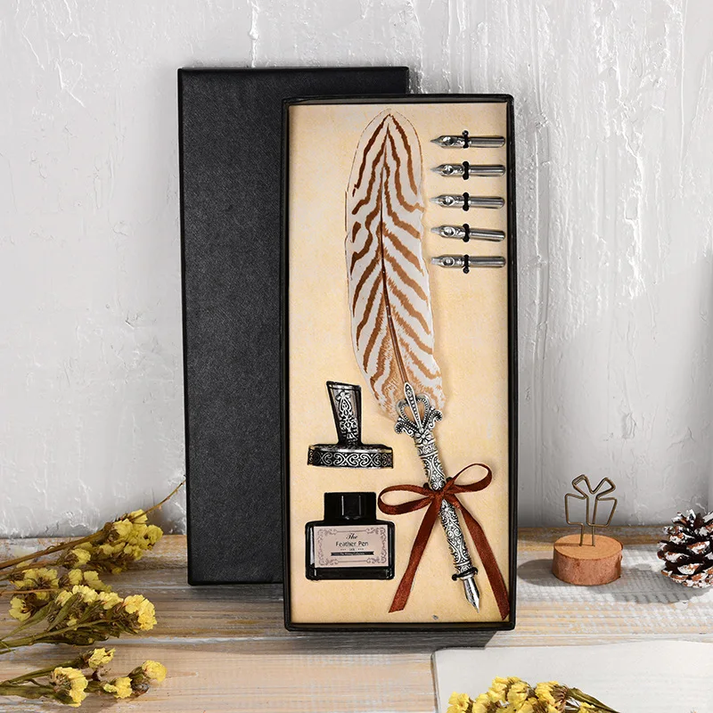 Vintage Quill Pen Set Birthday New Year Gift Valentine's Day Quill Set With Diagonal Pen And Ink Engraved Quill Set A9E8
Vintage Quill Pen Set Birthday New Year Gift Valentine's Day Quill Set With Diagonal Pen And Ink Engraved Quill Set A9E8