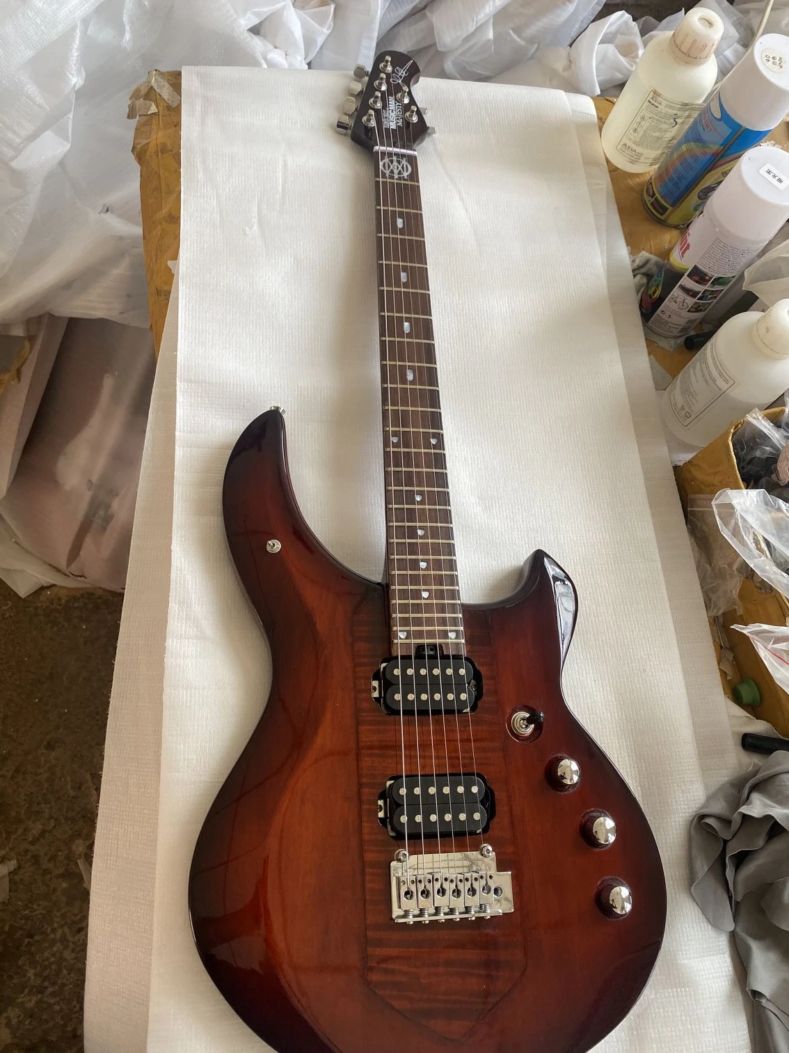 Custom Ernie Ball Music Man Brown Burst Electric Guitar 24 Frets Falme Maple Top
Custom Ernie Ball Music Man Brown Burst Electric Guitar 24 Frets Falme Maple Top