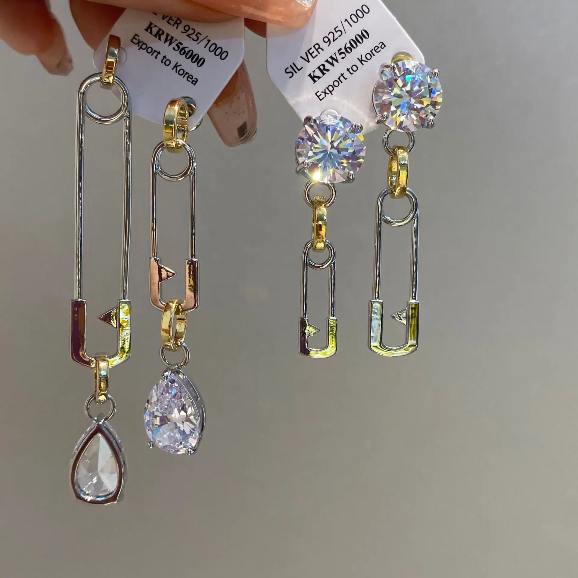 New design French pin personality punk earrings women's simple style contrast color European asymmetric hollow earrings
New design French pin personality punk earrings women's simple style contrast color European asymmetric hollow earrings