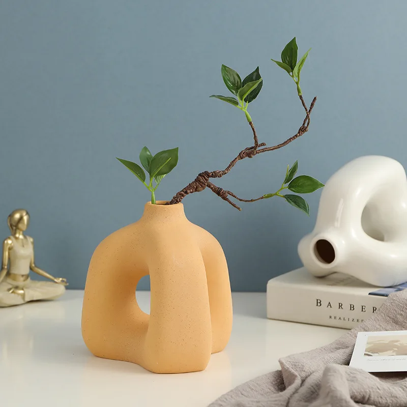 European-style White Ceramic Hollow Vase Living Room Hydroponic Flower Vase Desktop Flower Arrangement Wedding Decoration Gifts
European-style White Ceramic Hollow Vase Living Room Hydroponic Flower Vase Desktop Flower Arrangement Wedding Decoration Gifts