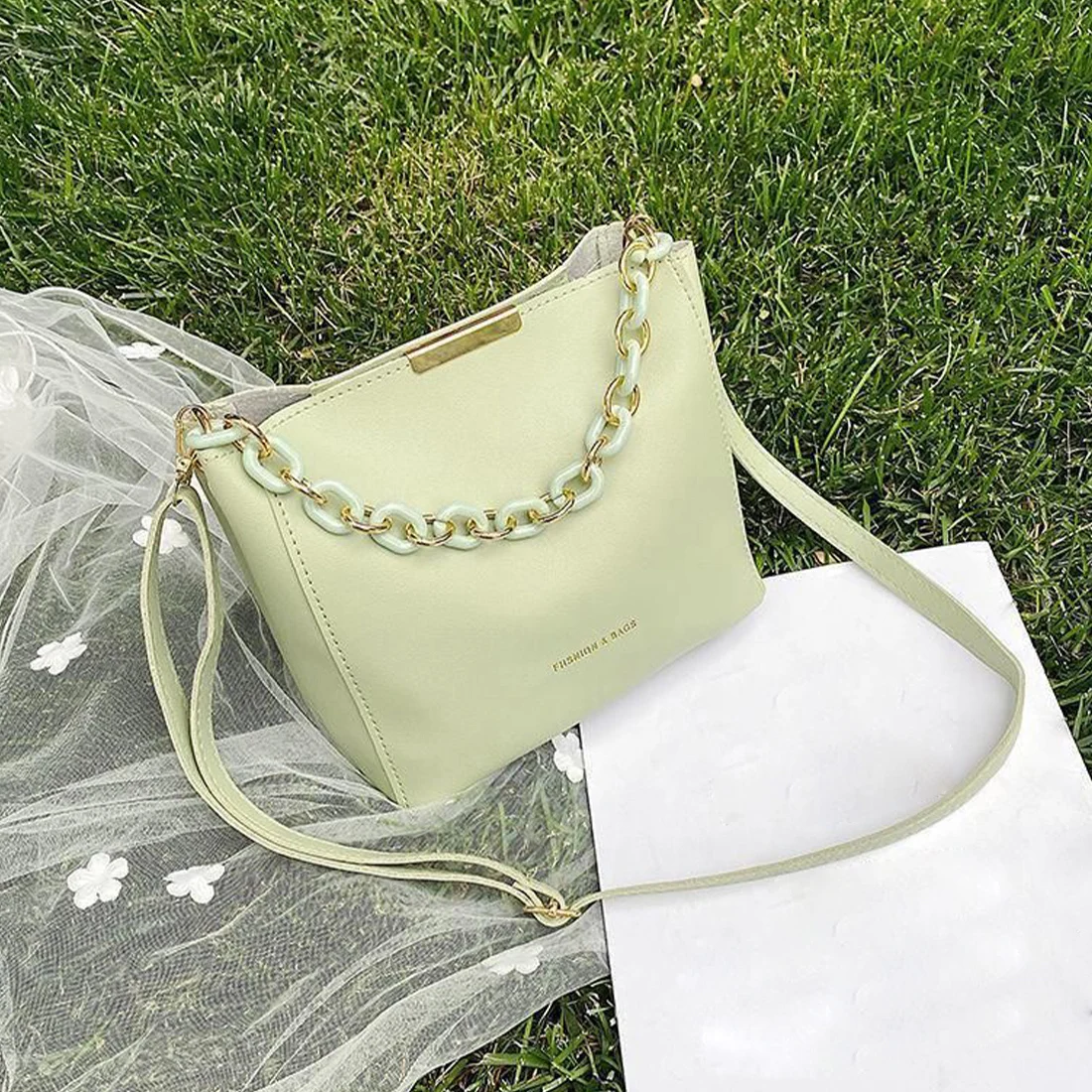 PU Retro Single Shoulder Messenger Bag INS Women Fashion Solid Simple Square Bag With Decorative Metal Chain Large Capacity
PU Retro Single Shoulder Messenger Bag INS Women Fashion Solid Simple Square Bag With Decorative Metal Chain Large Capacity