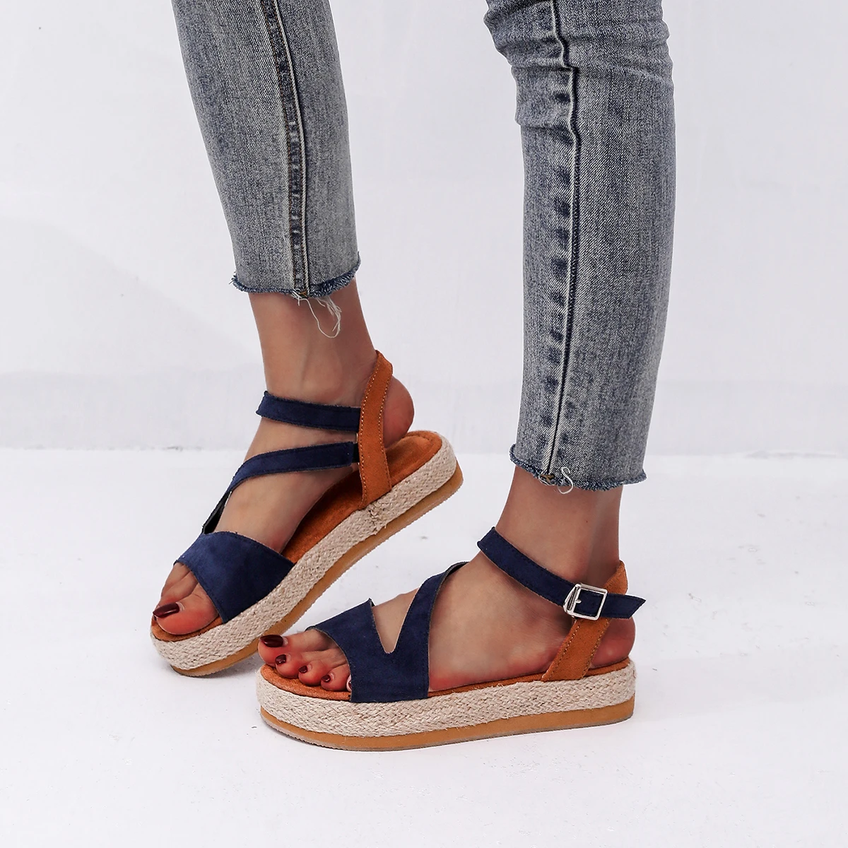 Ladies Sandals Summer 2022 New Wedge Heel Thick Sole Set Foot Color Matching Fashion Word Buckle Roman Casual Women's Shoes
Ladies Sandals Summer 2022 New Wedge Heel Thick Sole Set Foot Color Matching Fashion Word Buckle Roman Casual Women's Shoes