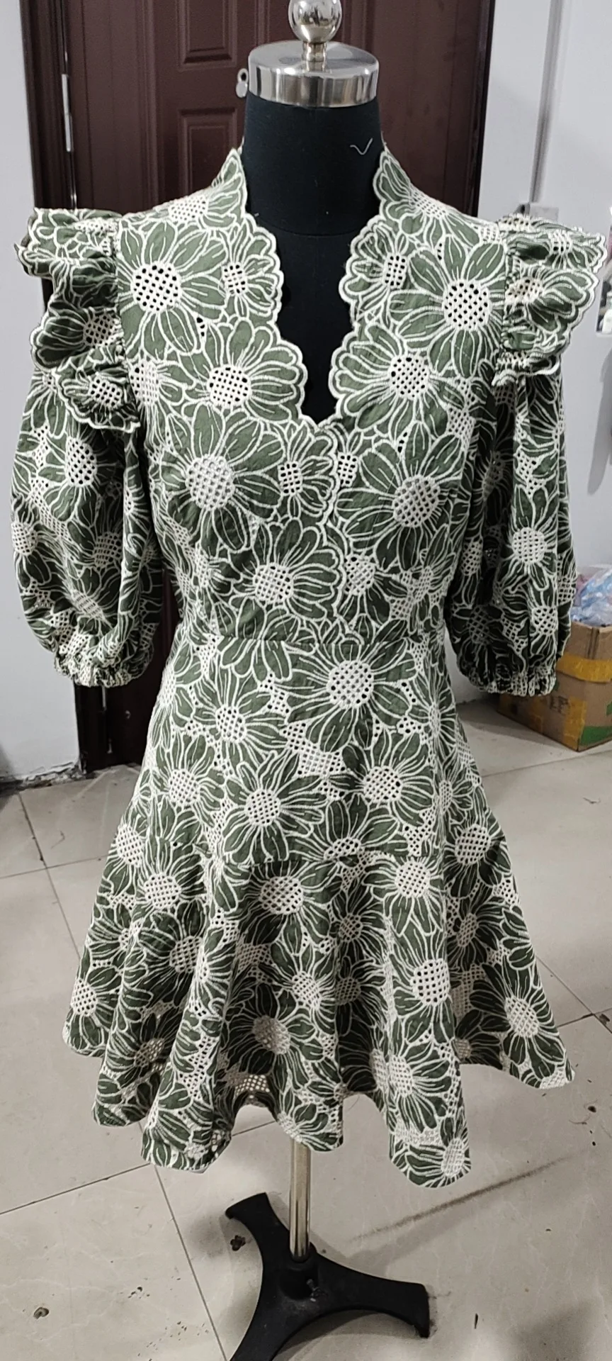 New retro temperament short small daisy hollow out embroidery Bubble Sleeve Ruffle V neck dress
New retro temperament short small daisy hollow out embroidery Bubble Sleeve Ruffle V neck dress
