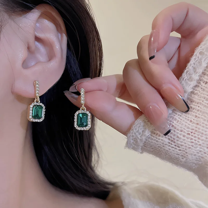 Emerald Rhinestone Square Shiny Dangle Stud Earrings for Women Gold Color Delicate Simple Geometric Earrings Trend Jewelry Gifts
Emerald Rhinestone Square Shiny Dangle Stud Earrings for Women Gold Color Delicate Simple Geometric Earrings Trend Jewelry Gifts