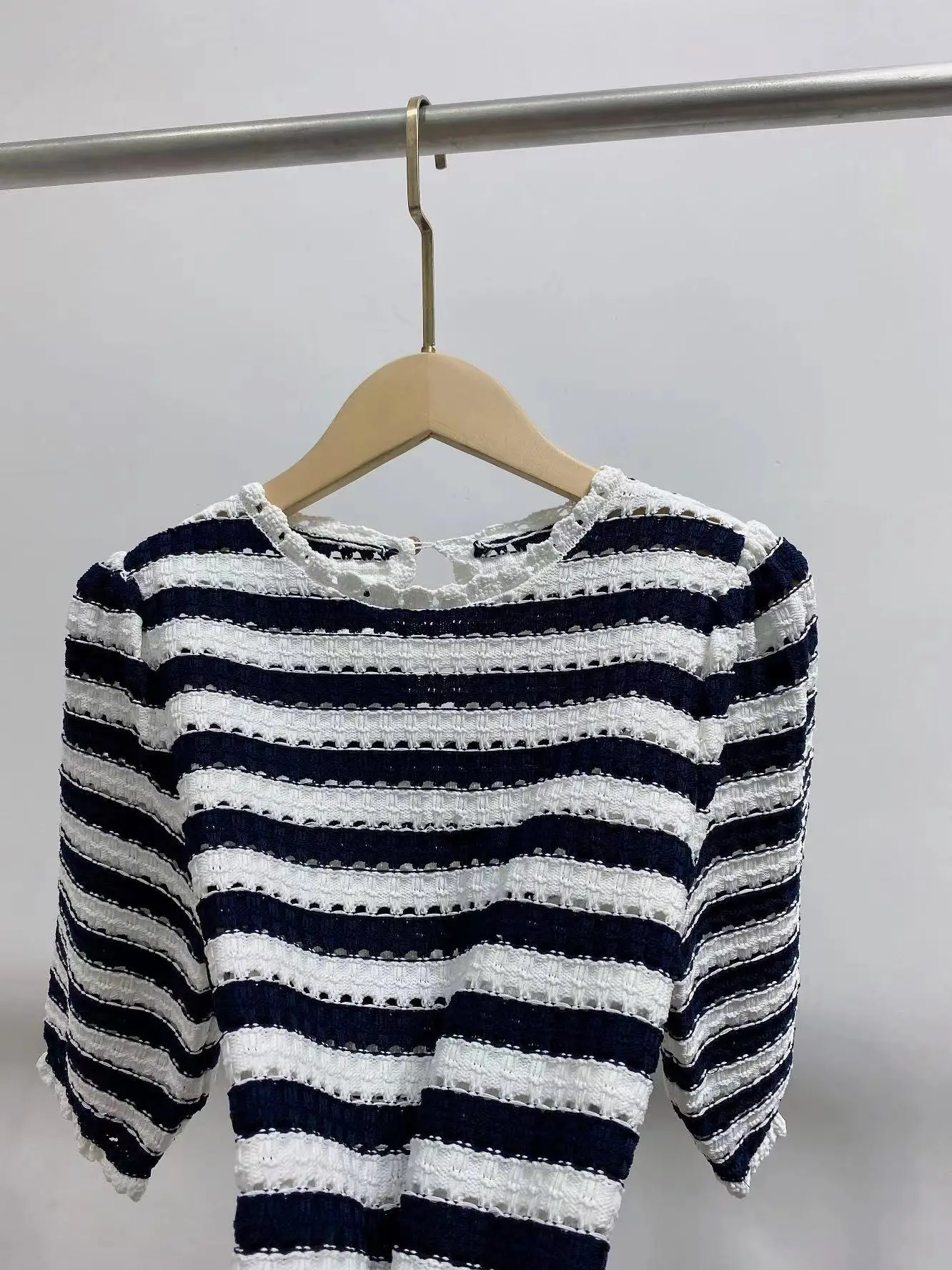 Women Sweater Black White Stripes Hollow Out Puff Short Sleeve O-Neck Knitted Pullover
Women Sweater Black White Stripes Hollow Out Puff Short Sleeve O-Neck Knitted Pullover