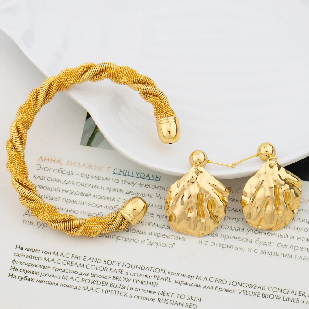 Fashion Dubai Jewelry Sets for Women African Trendy Simple Cuff Bracelets Gold Color Shell Earrings Set Party Gifts Accessories
Fashion Dubai Jewelry Sets for Women African Trendy Simple Cuff Bracelets Gold Color Shell Earrings Set Party Gifts Accessories