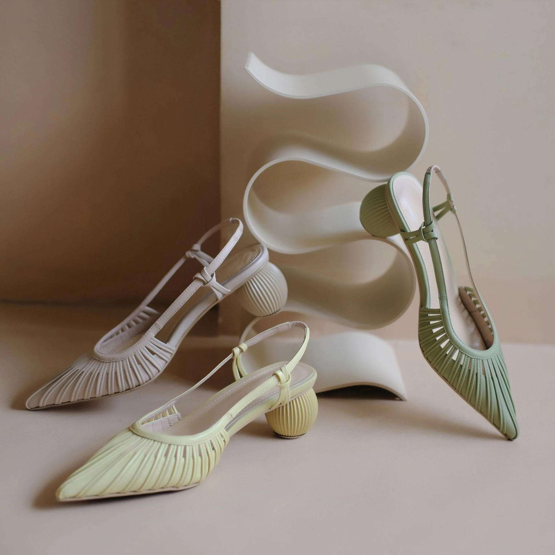 Сандалии женские с острым носком, однотонные босоножки на среднем каблуке, с ремешком на щиколотке, модная выразительная нежная обувь, лето
Сандалии женские с острым носком, однотонные босоножки на среднем каблуке, с ремешком на щиколотке, модная выразительная нежная обувь, лето