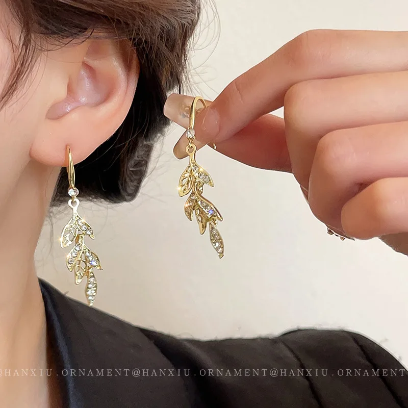 Женские ажурные серьги с листьями, серьги с кисточками и инкрустацией из циркония, роскошные аксессуары, Y2k, 2023
Женские ажурные серьги с листьями, серьги с кисточками и инкрустацией из циркония, роскошные аксессуары, Y2k, 2023