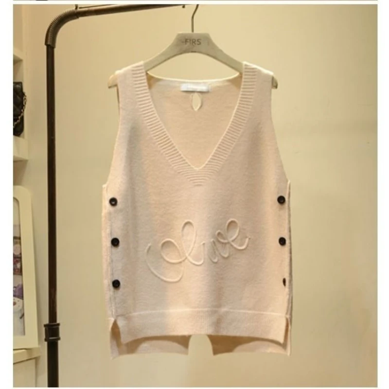New High-quality Korean V-neck Women's Loose Button Sleeveless Sweater Kawaii Knit Vest Solid Letter Top Preppy Waistcoat
New High-quality Korean V-neck Women's Loose Button Sleeveless Sweater Kawaii Knit Vest Solid Letter Top Preppy Waistcoat