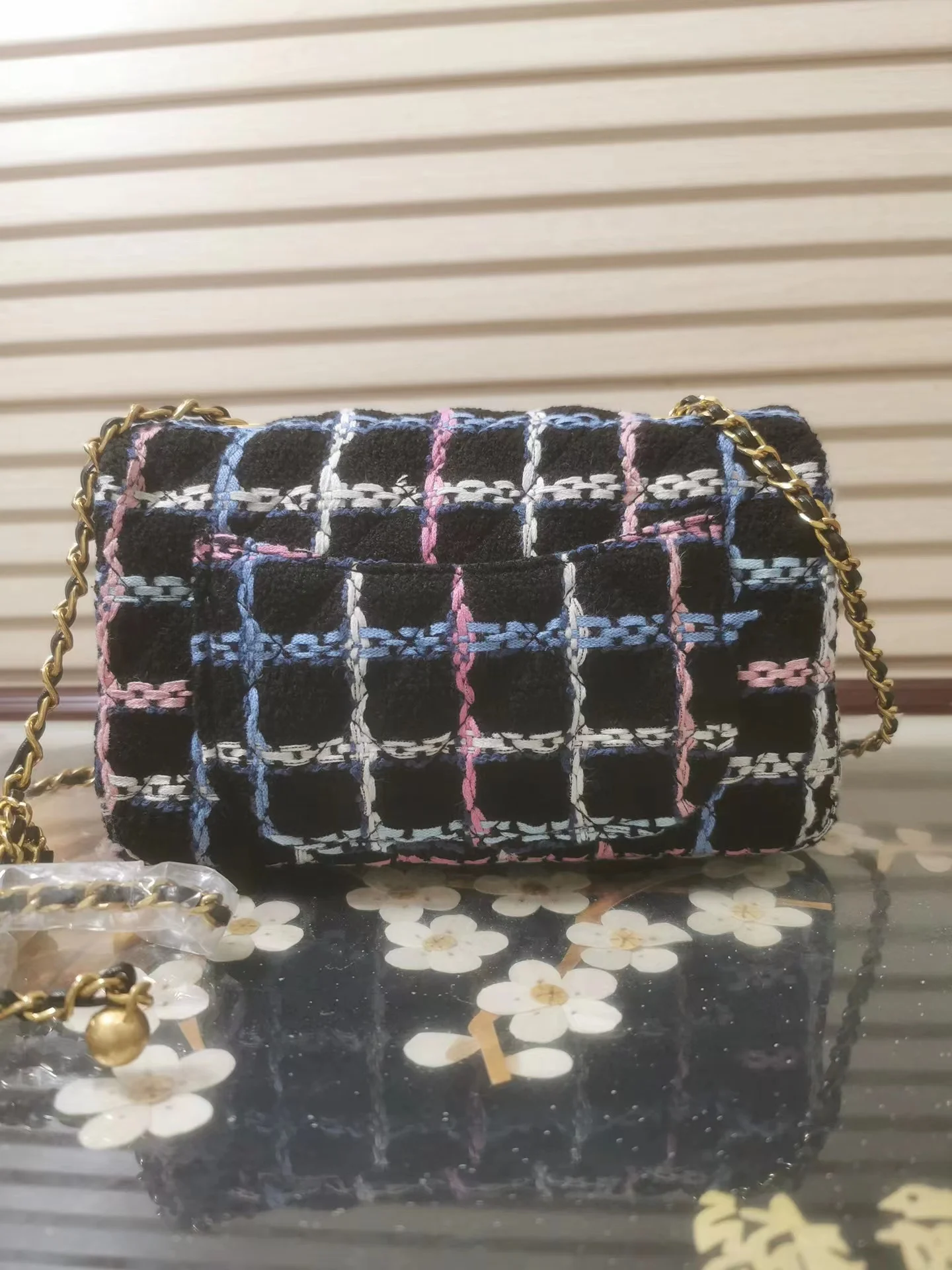 2022 new personality fashion stitching classic small square bag chain one-shoulder hand-held cross-body bag premium sense women'
2022 new personality fashion stitching classic small square bag chain one-shoulder hand-held cross-body bag premium sense women'