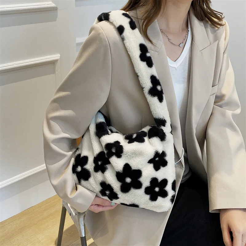 Bags 2022 autumn and winter new women cute black and white flowers plush shoulder messenger bag armpit bag
Bags 2022 autumn and winter new women cute black and white flowers plush shoulder messenger bag armpit bag