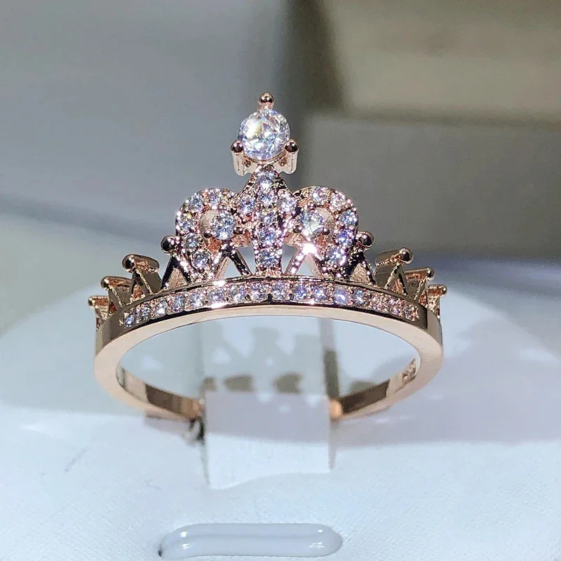 

Женское кольцо из серебра 925 пробы с короной и розовым золотом