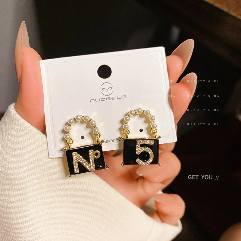 Silver Needle Pearl Diamond Set Handbag 5 Digit N Letter Earrings Korean Vintage Personalized Design Sense
Silver Needle Pearl Diamond Set Handbag 5 Digit N Letter Earrings Korean Vintage Personalized Design Sense
