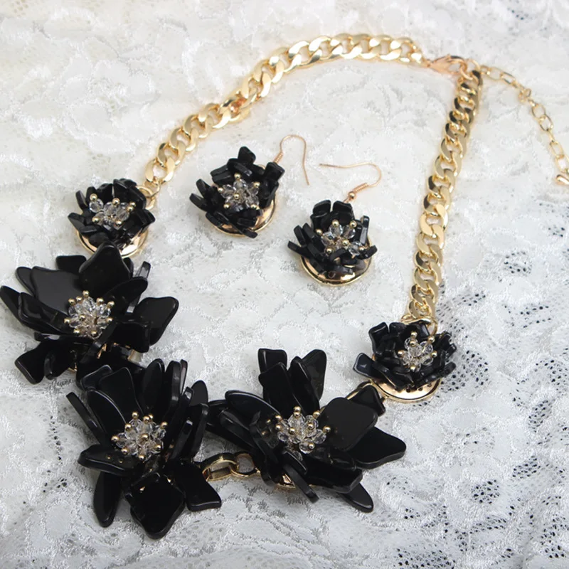 Fashion Handmade Resin Flower Necklace and Earrings Suite Clavicle Chain Temperament Women's Clothing Ornament
Fashion Handmade Resin Flower Necklace and Earrings Suite Clavicle Chain Temperament Women's Clothing Ornament