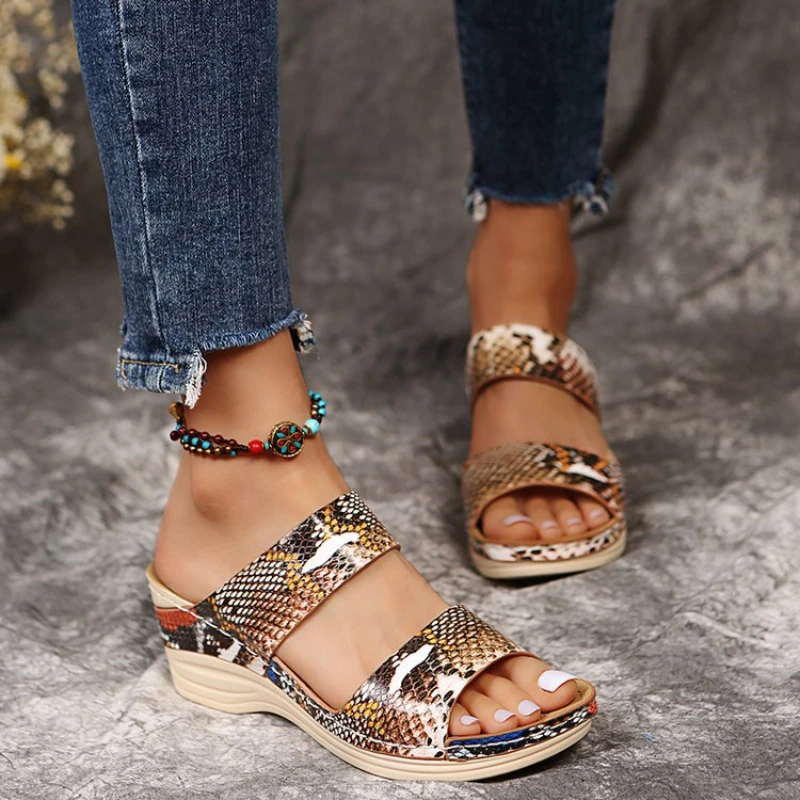 Women's Slippers Leopard Fashion Heels Shoes Outdoor Comfortable Wedge Open Toe Non-slip Round Toe Slipper Sandales Femmes Ete
Women's Slippers Leopard Fashion Heels Shoes Outdoor Comfortable Wedge Open Toe Non-slip Round Toe Slipper Sandales Femmes Ete