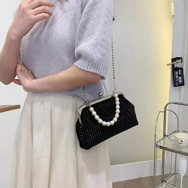 Женская квадратная сумка-мессенджер на одно плечо, с цепочкой со стразами
Женская квадратная сумка-мессенджер на одно плечо, с цепочкой со стразами