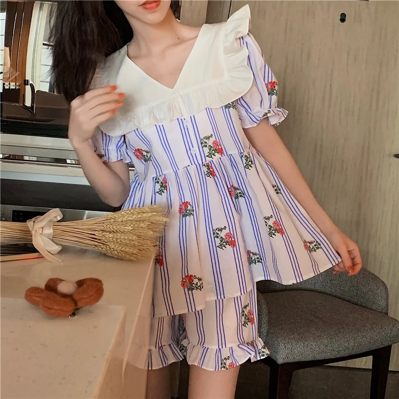 Rose Striped Print Summer Pajamas Set Women V-Neck Ruffles Shirts Top + Shorts Suit Cotton Two Piece Sleepwear Home Suit
Rose Striped Print Summer Pajamas Set Women V-Neck Ruffles Shirts Top + Shorts Suit Cotton Two Piece Sleepwear Home Suit