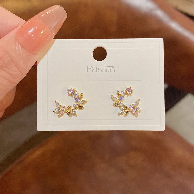 Elegant Zircon Inlaid White Flower C Shaped Danlge Earrings for Women Personality Round Gold Color Jewelry Girls
Elegant Zircon Inlaid White Flower C Shaped Danlge Earrings for Women Personality Round Gold Color Jewelry Girls