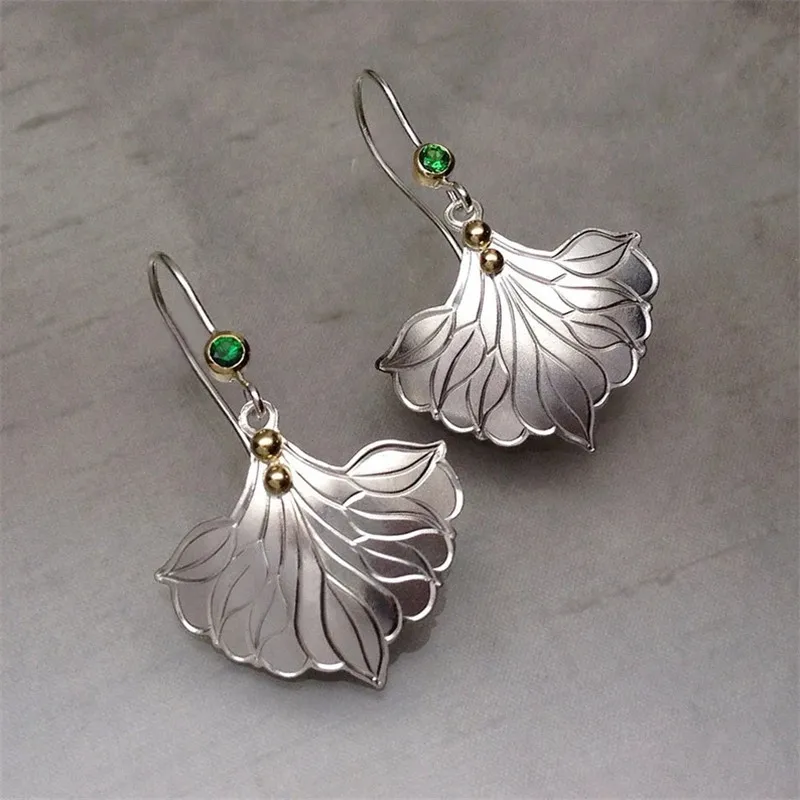 Vintage Simple Silver Color Metal Carved Pattern Plant Leaf Earring Jewelry Classic Green Crystal Dangle Earrings For Women Gift
Vintage Simple Silver Color Metal Carved Pattern Plant Leaf Earring Jewelry Classic Green Crystal Dangle Earrings For Women Gift
