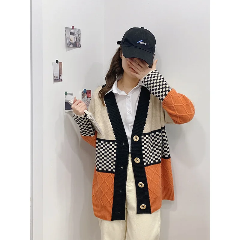 Women Korean Knit Cardigan Loose Checkerboard Stitching V Neck Sweater Coat 2022 Autumn Female Casual Vintage Cardigan 
Women Korean Knit Cardigan Loose Checkerboard Stitching V Neck Sweater Coat 2022 Autumn Female Casual Vintage Cardigan