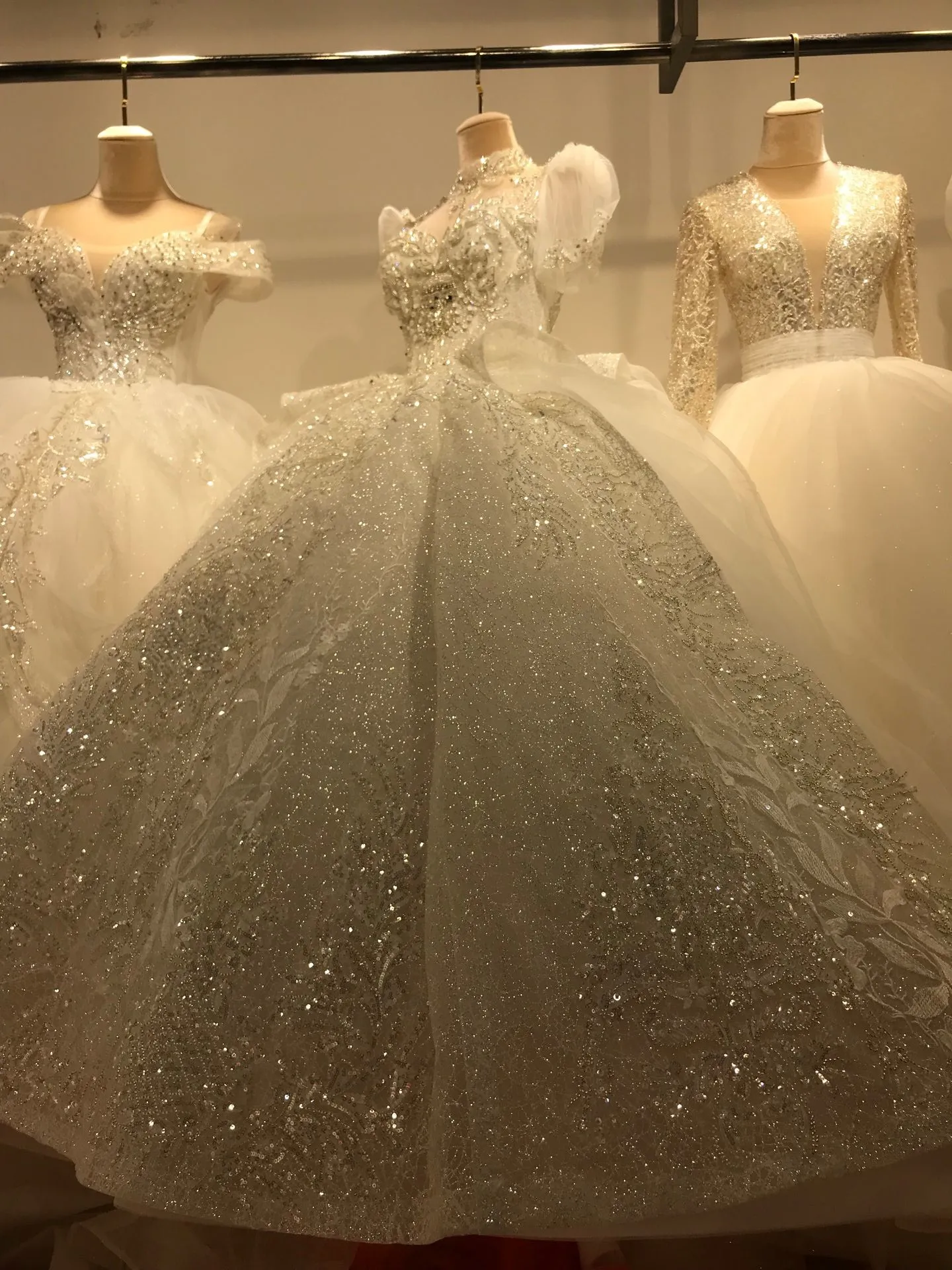 LTT Collection High Neck Luxuy Style Lace Ball Gown Glitters Bling Bling Wedding Dresses 2022 Crystals Beads Bride Gowns
LTT Collection High Neck Luxuy Style Lace Ball Gown Glitters Bling Bling Wedding Dresses 2022 Crystals Beads Bride Gowns