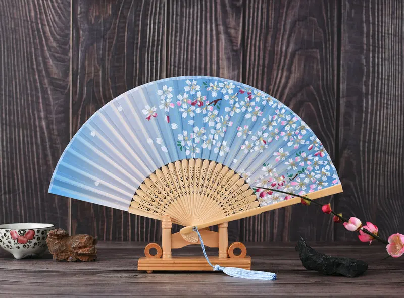 Vintage Style Silk Folding Fan Chinese Pattern Hand Fan Decoration Ornament Chinese Wooden Shank Classical Dance Fanrandom Style
Vintage Style Silk Folding Fan Chinese Pattern Hand Fan Decoration Ornament Chinese Wooden Shank Classical Dance Fanrandom Style