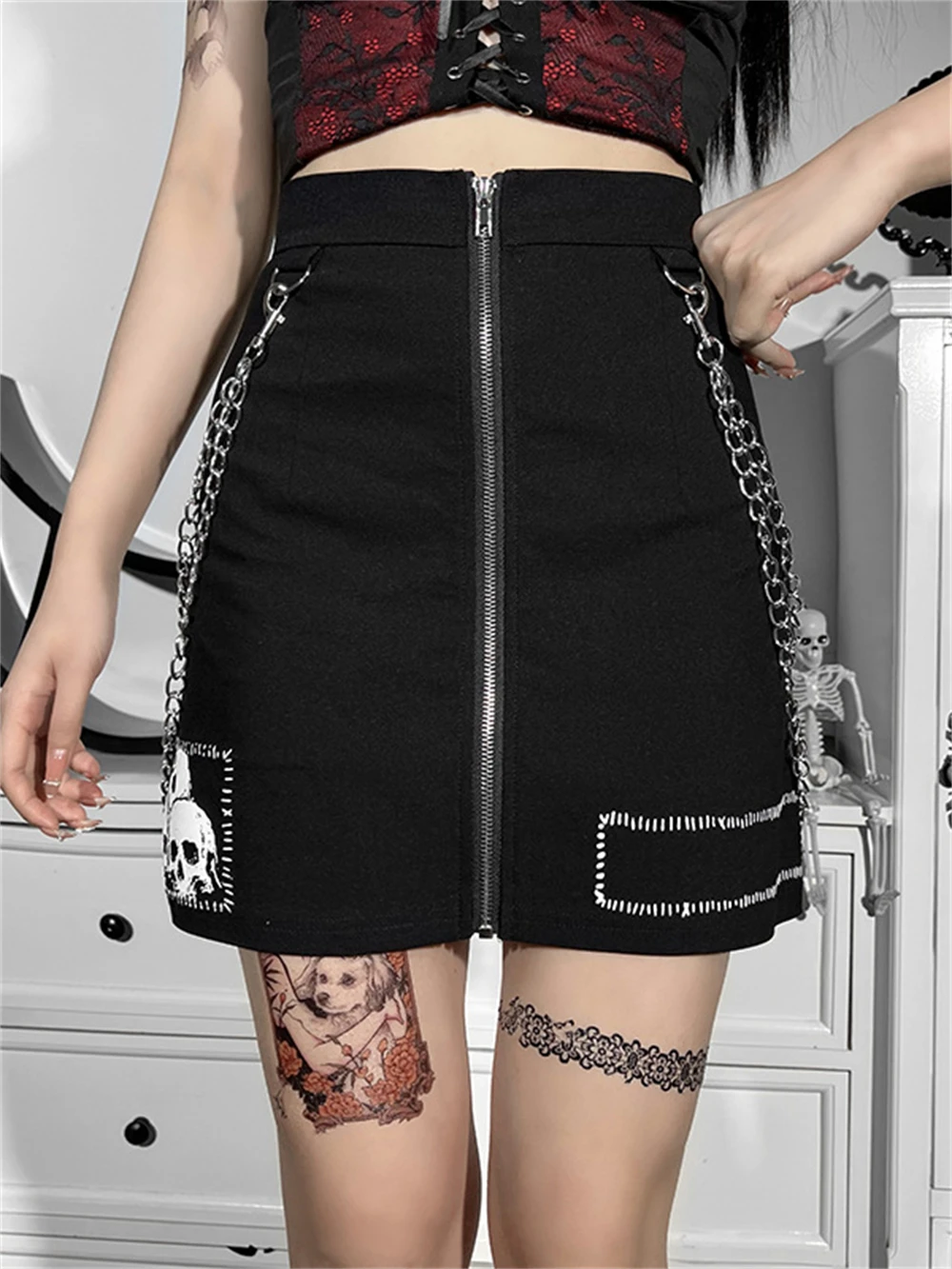 Women Punk Style Wrapping Hip Chains Skirt Y2k E Girl Fashion Front Zipper Mini Skirts Female E Girl Solid Black Short Faldas
Women Punk Style Wrapping Hip Chains Skirt Y2k E Girl Fashion Front Zipper Mini Skirts Female E Girl Solid Black Short Faldas
