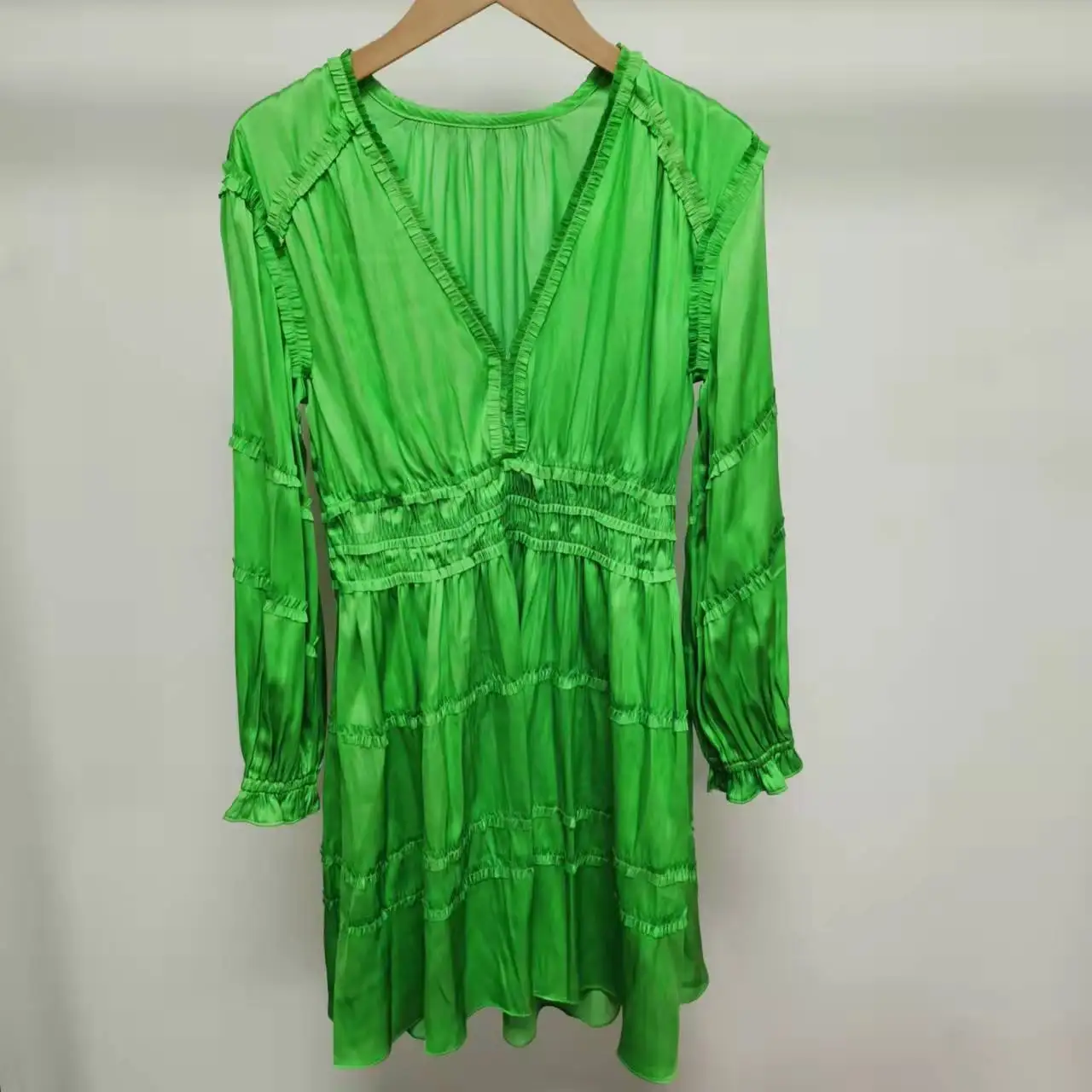 2022 Spring and Summer New Elegant Dress V-neck Lotus Leaf Collar Bubble Sleeve Long Sleeve Casual Dress
2022 Spring and Summer New Elegant Dress V-neck Lotus Leaf Collar Bubble Sleeve Long Sleeve Casual Dress