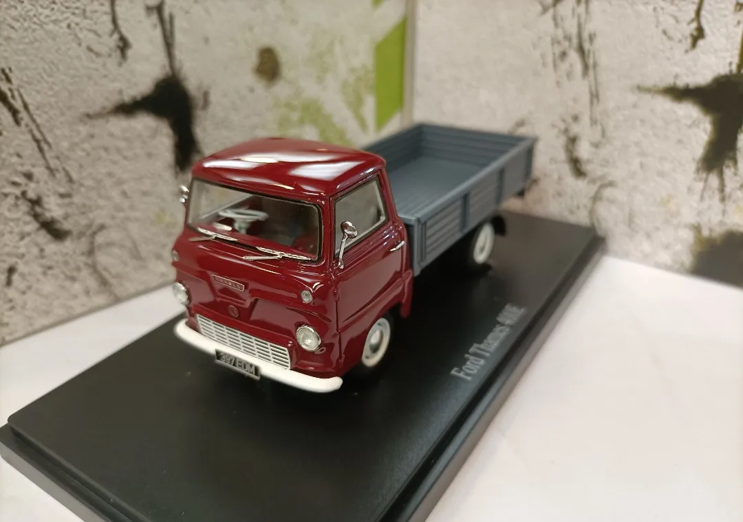 Autocult 1 43 Resin Simulation Transport Van Truck Model Thames 400E 
Autocult 1 43 Resin Simulation Transport Van Truck Model Thames 400E
