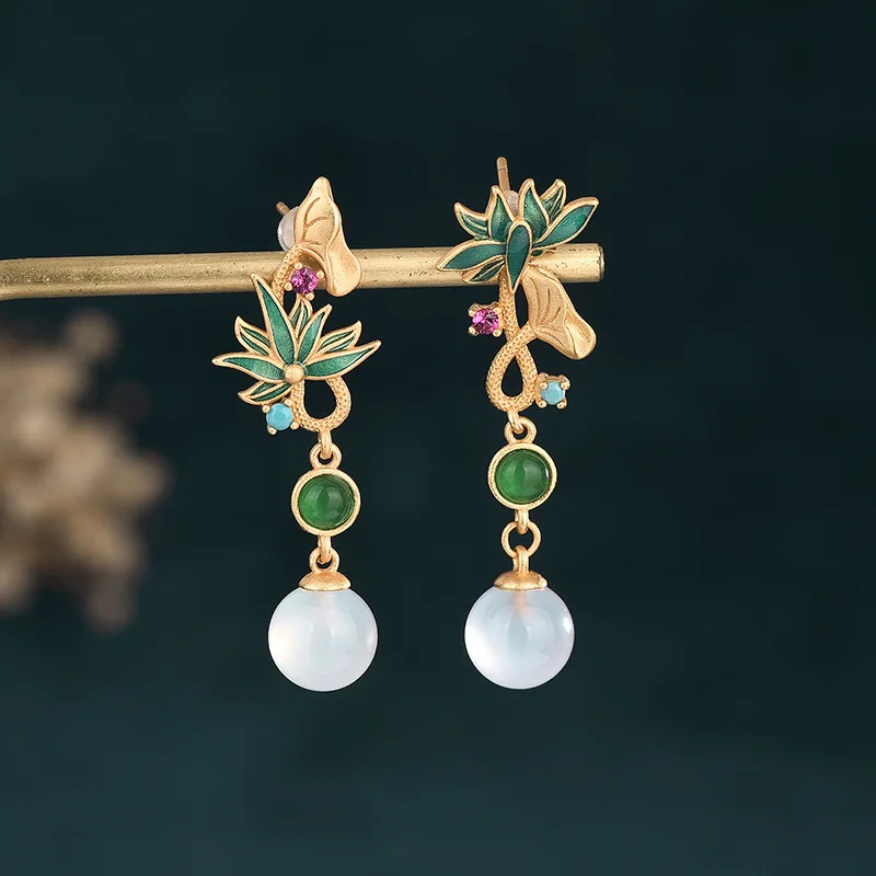 China Style Creative Design Asymmetric Lotus Pendant Earrings White Natural Chalcedony Green Plant Ear Jewelry Women Earrings
China Style Creative Design Asymmetric Lotus Pendant Earrings White Natural Chalcedony Green Plant Ear Jewelry Women Earrings