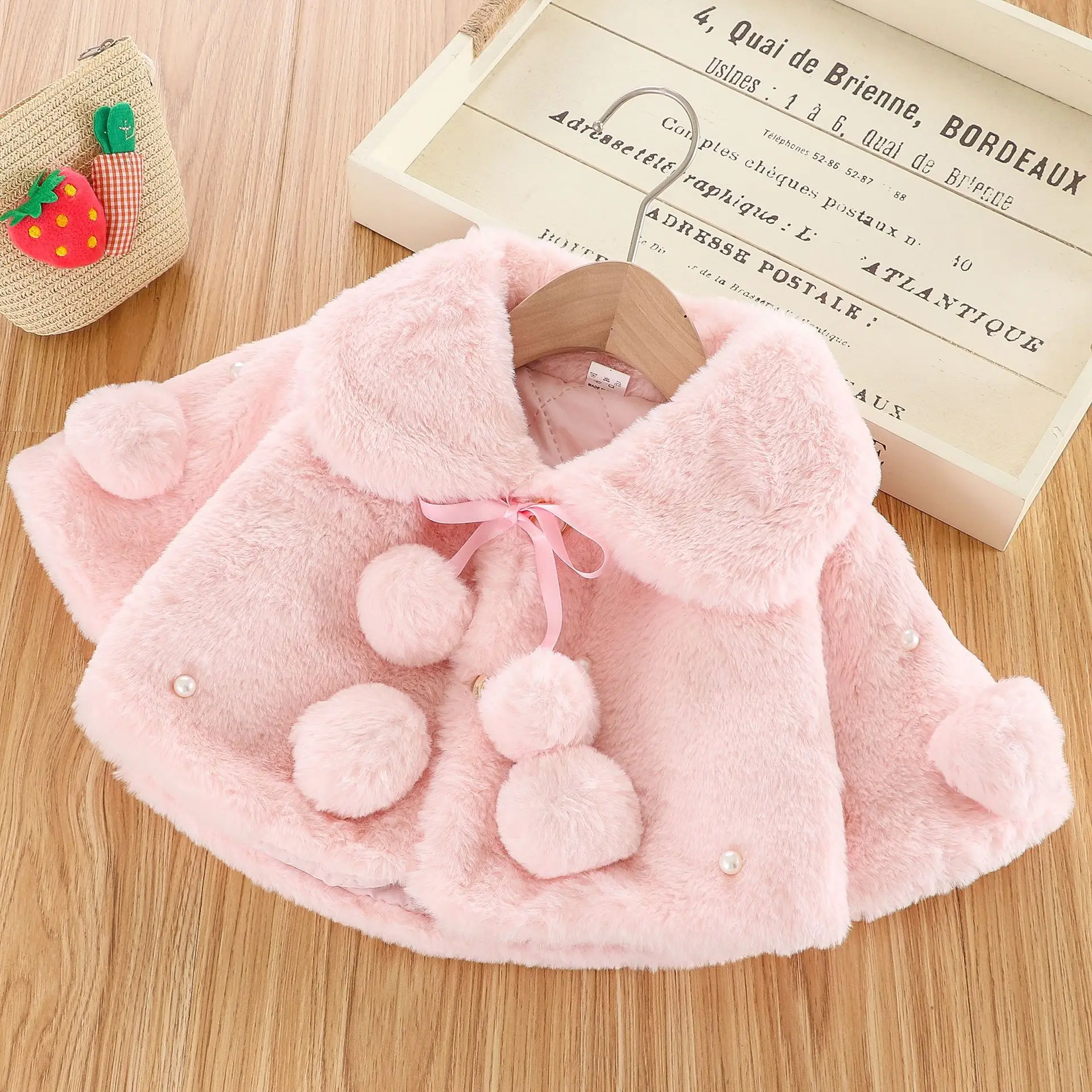 0-3T Baby Girl Winter Clothes Solid Color Wide Lapel Long Doll Sleeve Fur Coat Pearl Decoration Cape Fur Collar Ball Jacket
0-3T Baby Girl Winter Clothes Solid Color Wide Lapel Long Doll Sleeve Fur Coat Pearl Decoration Cape Fur Collar Ball Jacket