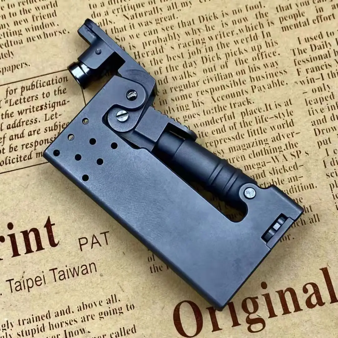 Titanium alloy scimitar manual semi-automatic pressing type mechanical kerosene lighter retro
Titanium alloy scimitar manual semi-automatic pressing type mechanical kerosene lighter retro